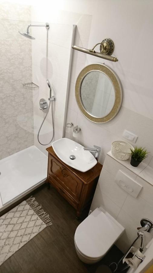 Black Gate - 2 Bedroom Apartment In The Heart Of Old Town With Free Private Secured Parking Brasov Exterior photo