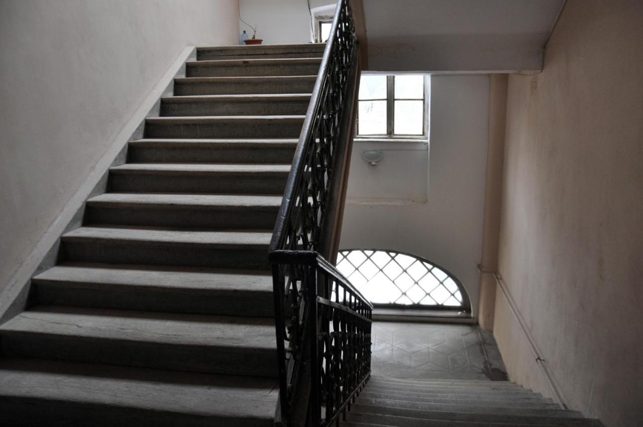 Black Gate - 2 Bedroom Apartment In The Heart Of Old Town With Free Private Secured Parking Brasov Exterior photo